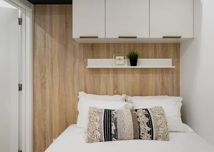 Petite Charm In Old * リスボン